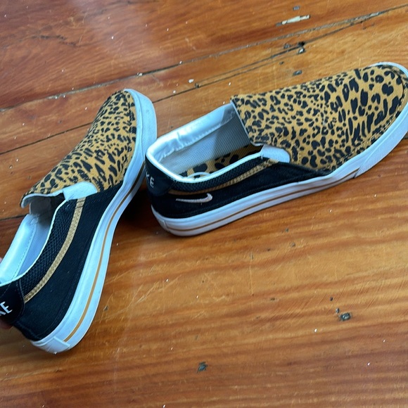 Nike slip on sneakers, size 7.5 - Picture 3 of 4